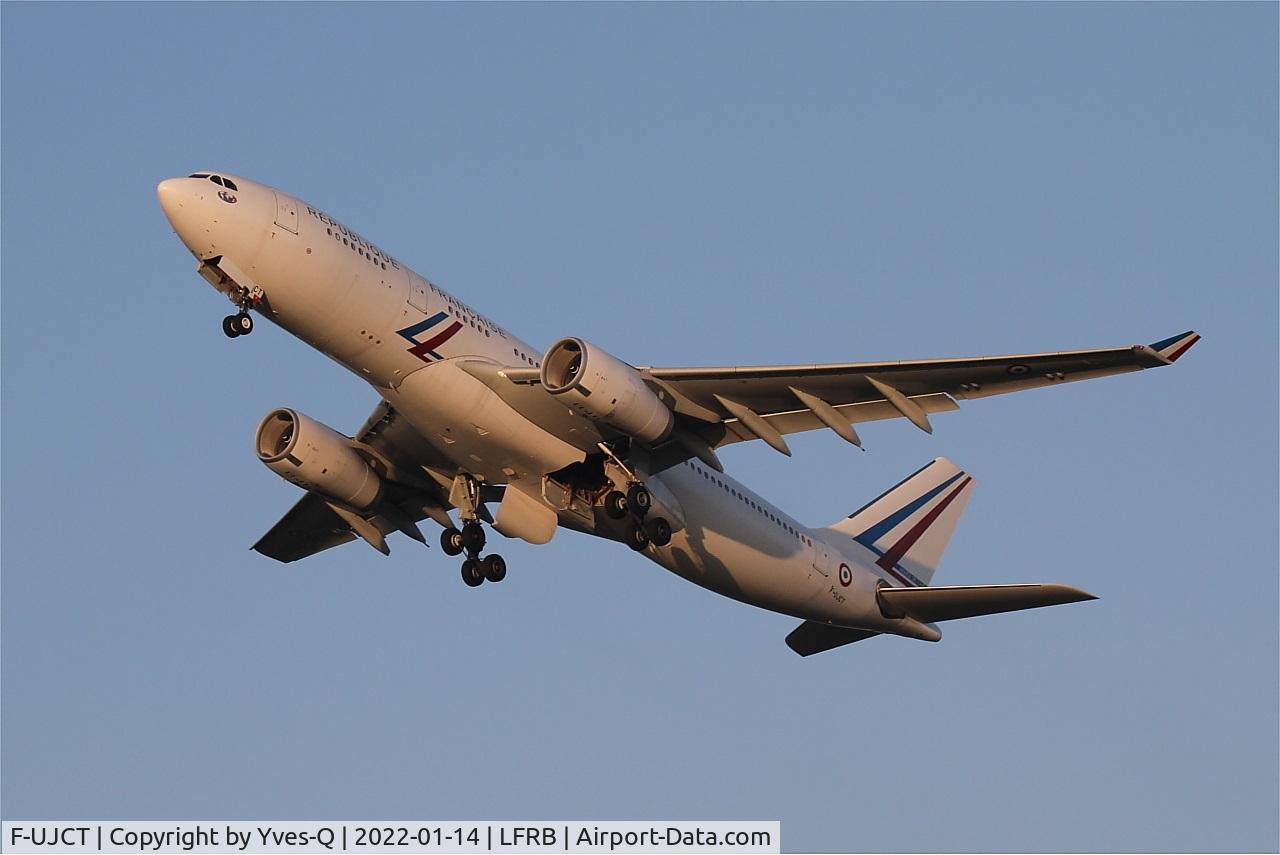 F-UJCT, 2015 Airbus A330-243 C/N 1657, Airbus A330-200, Take off rwy 25L, Brest-Bretagne airport (LFRB-BES)