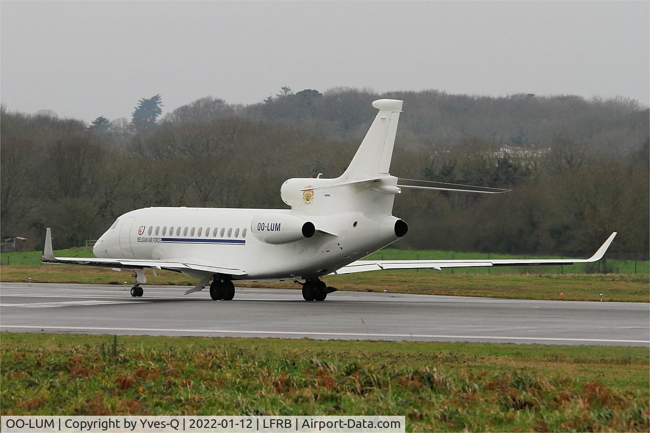 OO-LUM, 2007 Dassault Falcon 7X C/N 004, Dassault Falcon 7X, Taxiing rwy 07R, Brest-Bretagne airport (LFRB-BES)