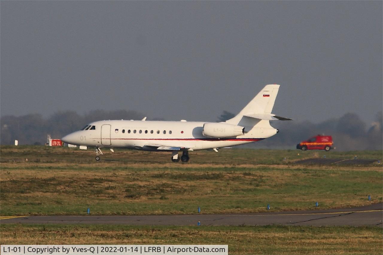L1-01, 2003 Dassault Falcon 2000EX C/N 15, Dassault Falcon 2000EX, Taxiing, Brest-Bretagne airport (LFRB-BES)