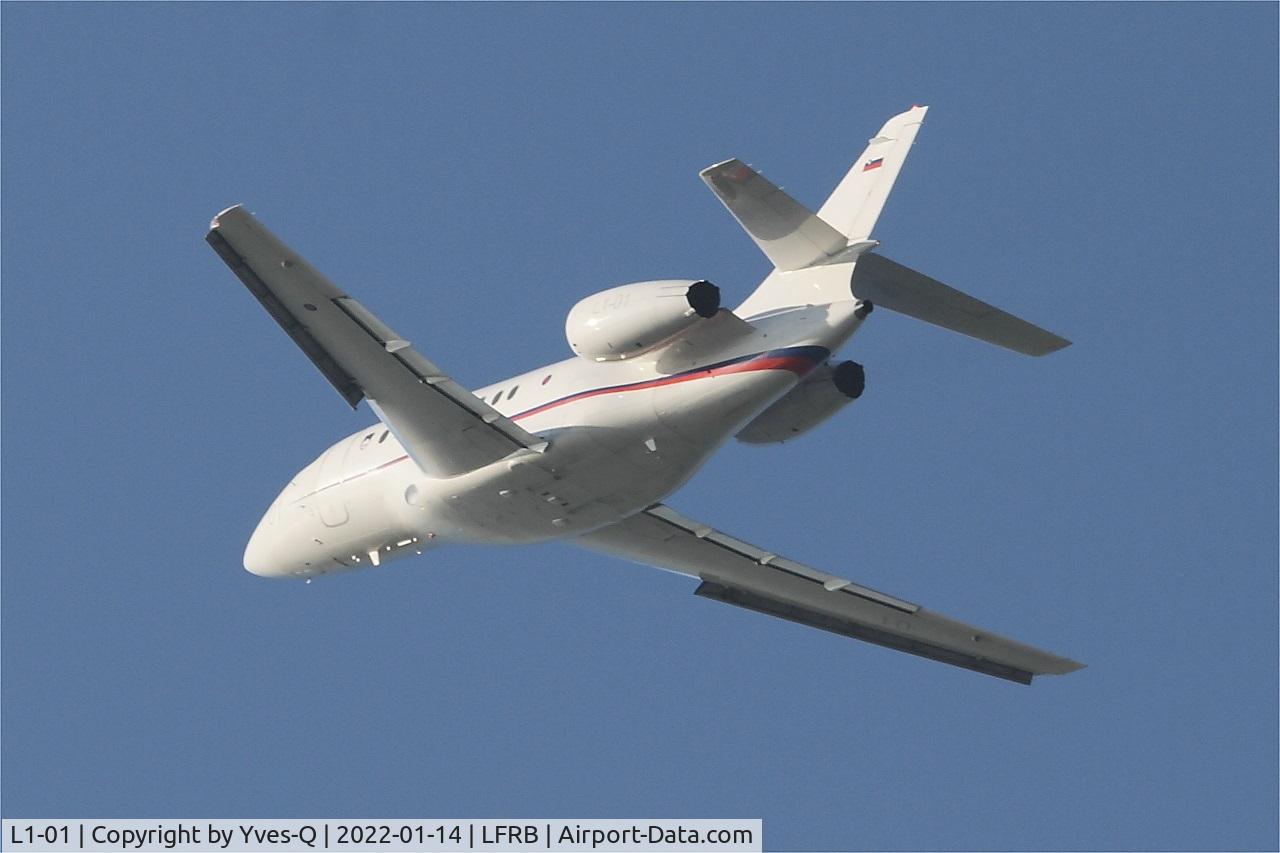 L1-01, 2003 Dassault Falcon 2000EX C/N 15, Dassault Falcon 2000EX, Climbing from rwy 25L, Brest-Bretagne airport (LFRB-BES)