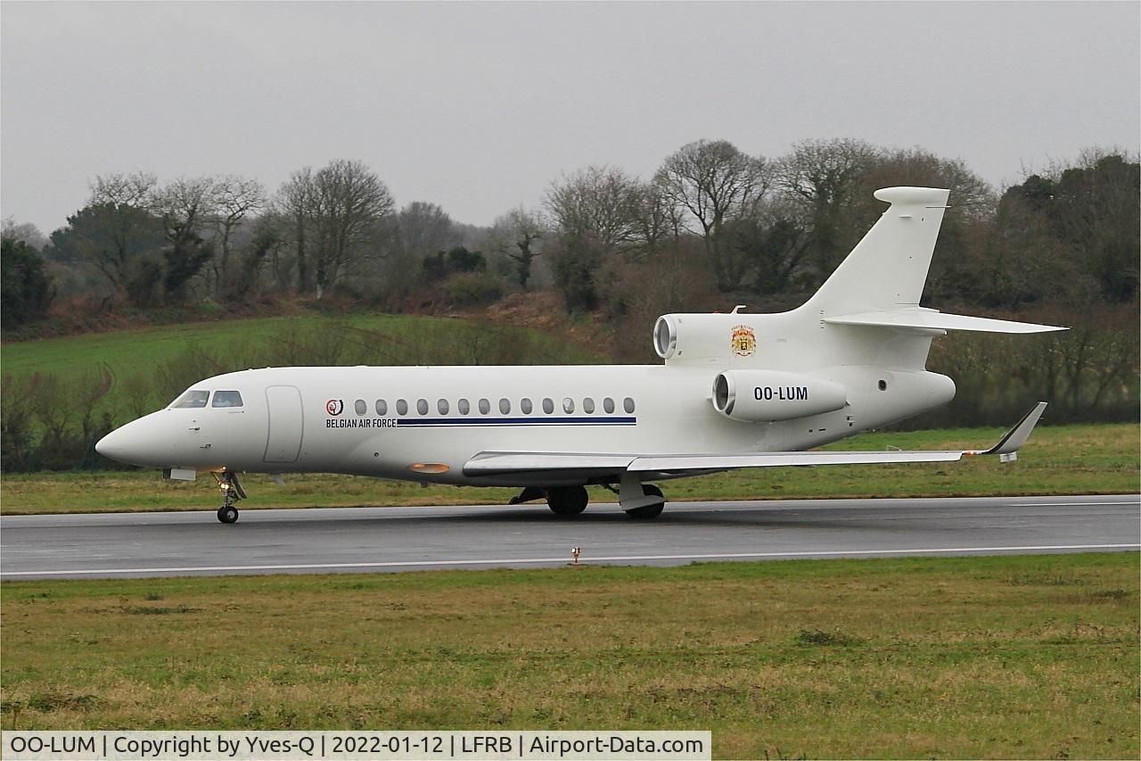 OO-LUM, 2007 Dassault Falcon 7X C/N 004, Dassault Falcon 7X, Taxiing rwy 07R, Brest-Bretagne airport (LFRB-BES)