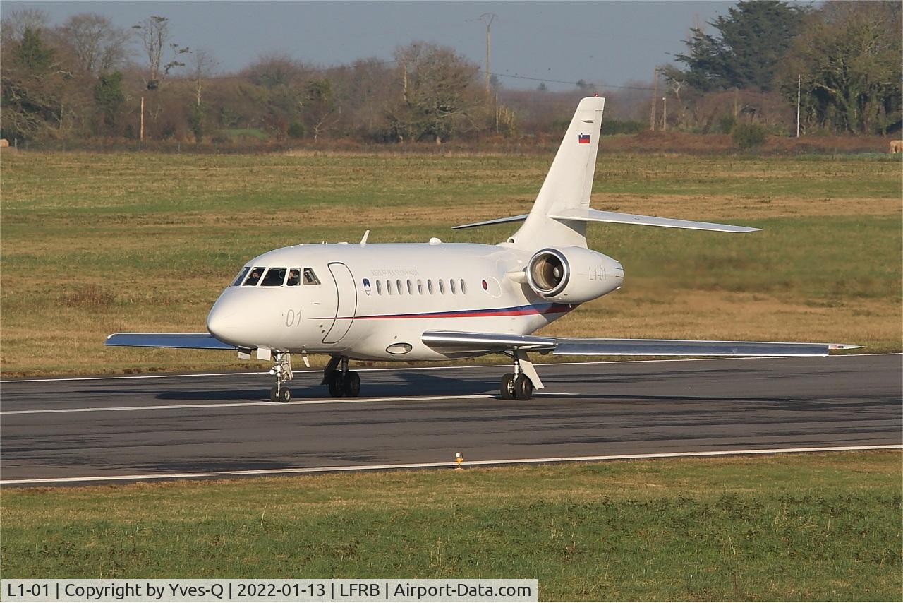 L1-01, 2003 Dassault Falcon 2000EX C/N 15, Dassault Falcon 2000EX, Taxiing rwy 07R, Brest-Bretagne airport (LFRB-BES)