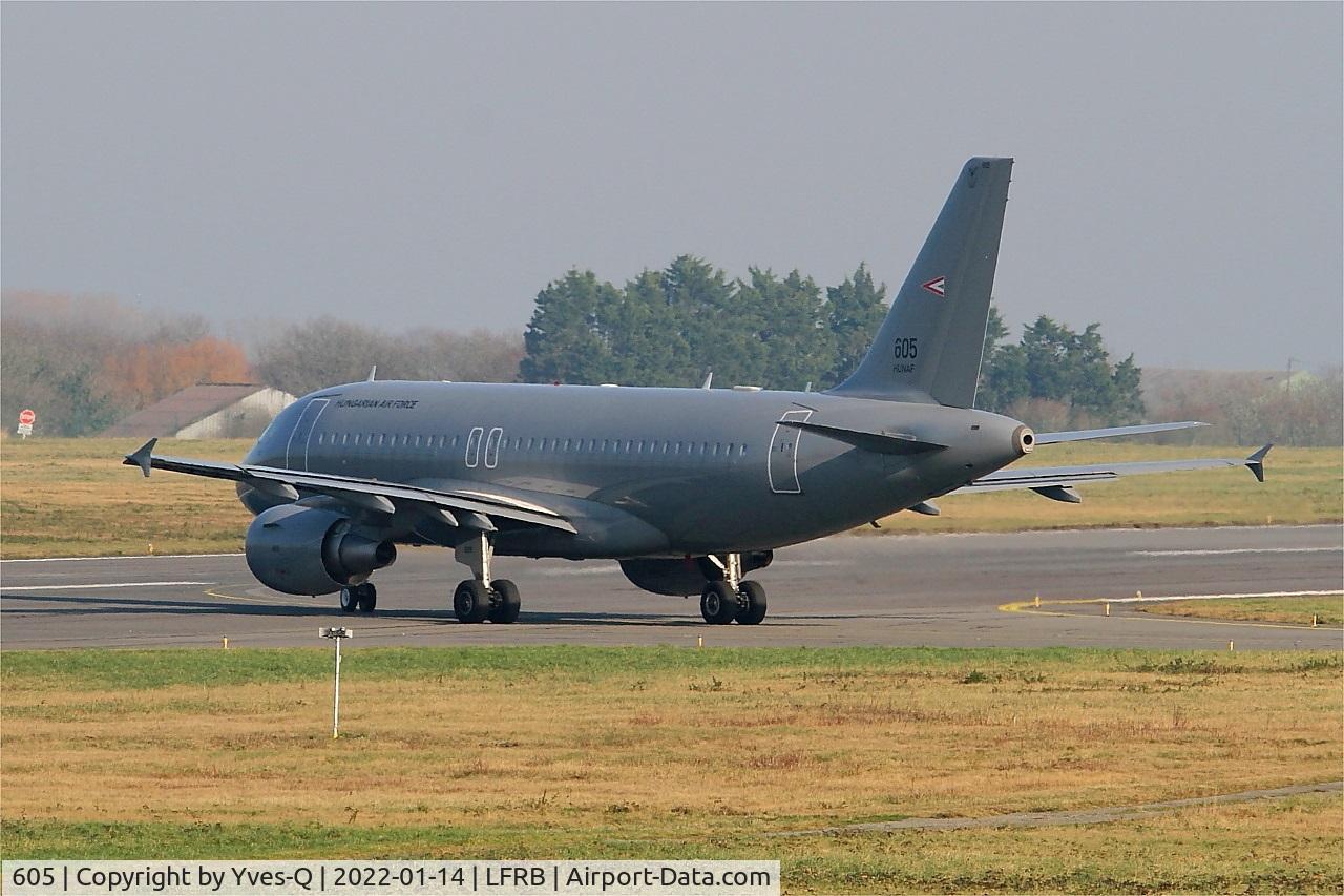 605, 2009 Airbus A319-112 C/N 3865, Airbus A319-112, Taxiing, Brest-Bretagne airport (LFRB-BES)