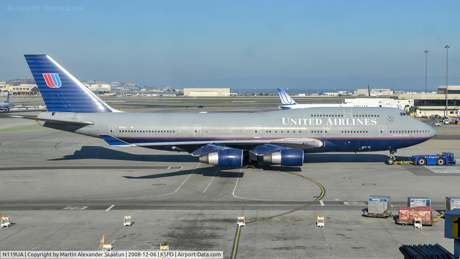 N119UA, 1999 Boeing 747-422 C/N 28812, Being towed to parking.