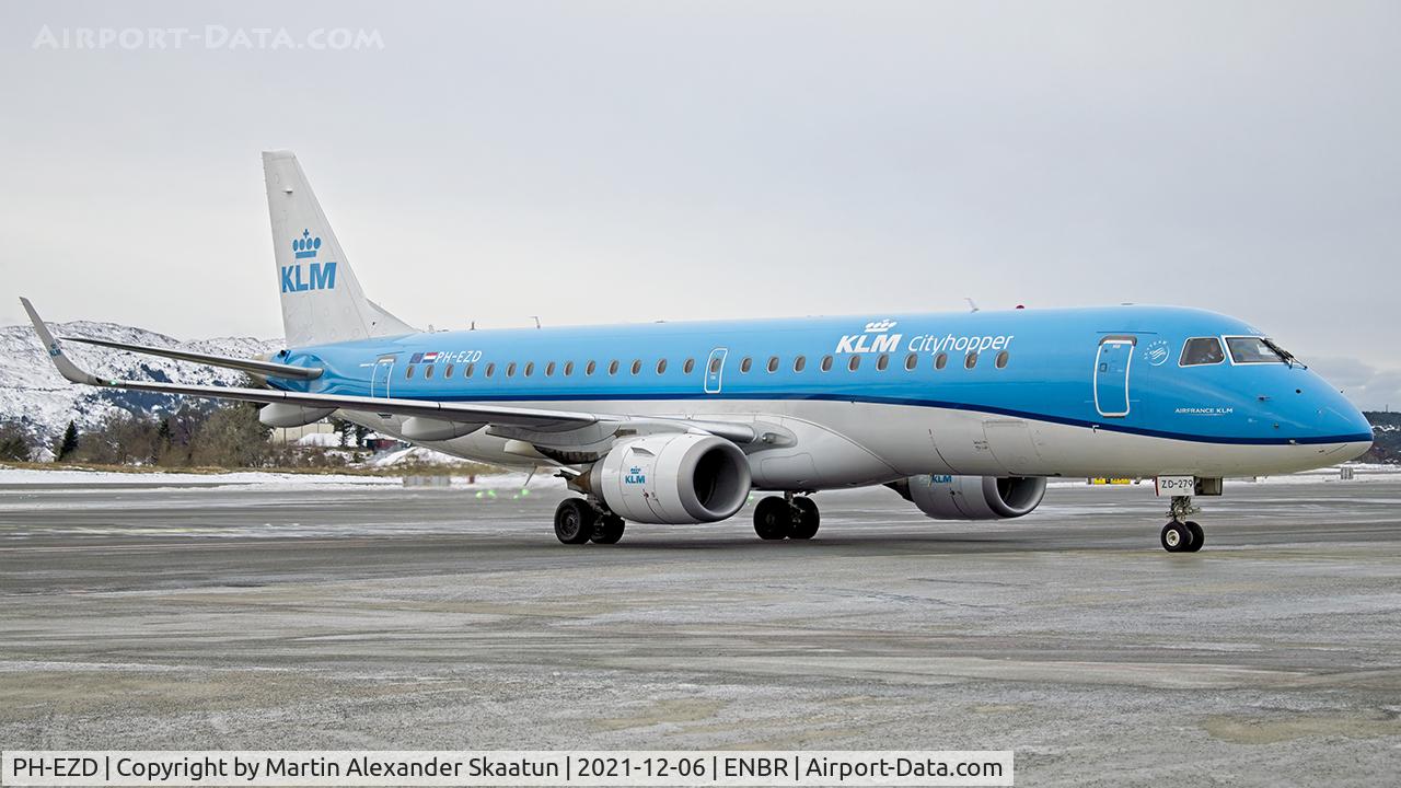 PH-EZD, 2009 Embraer 190LR (ERJ-190-100LR) C/N 19000279, Taxying to parking.