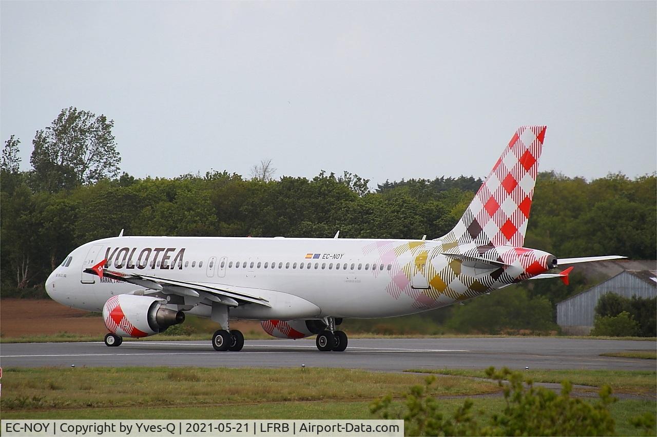 EC-NOY, 2005 Airbus A320-214 C/N 2633, Airbus 320-214, Lining up rwy 25L, Brest-Bretagne airport (LFRB-BES)