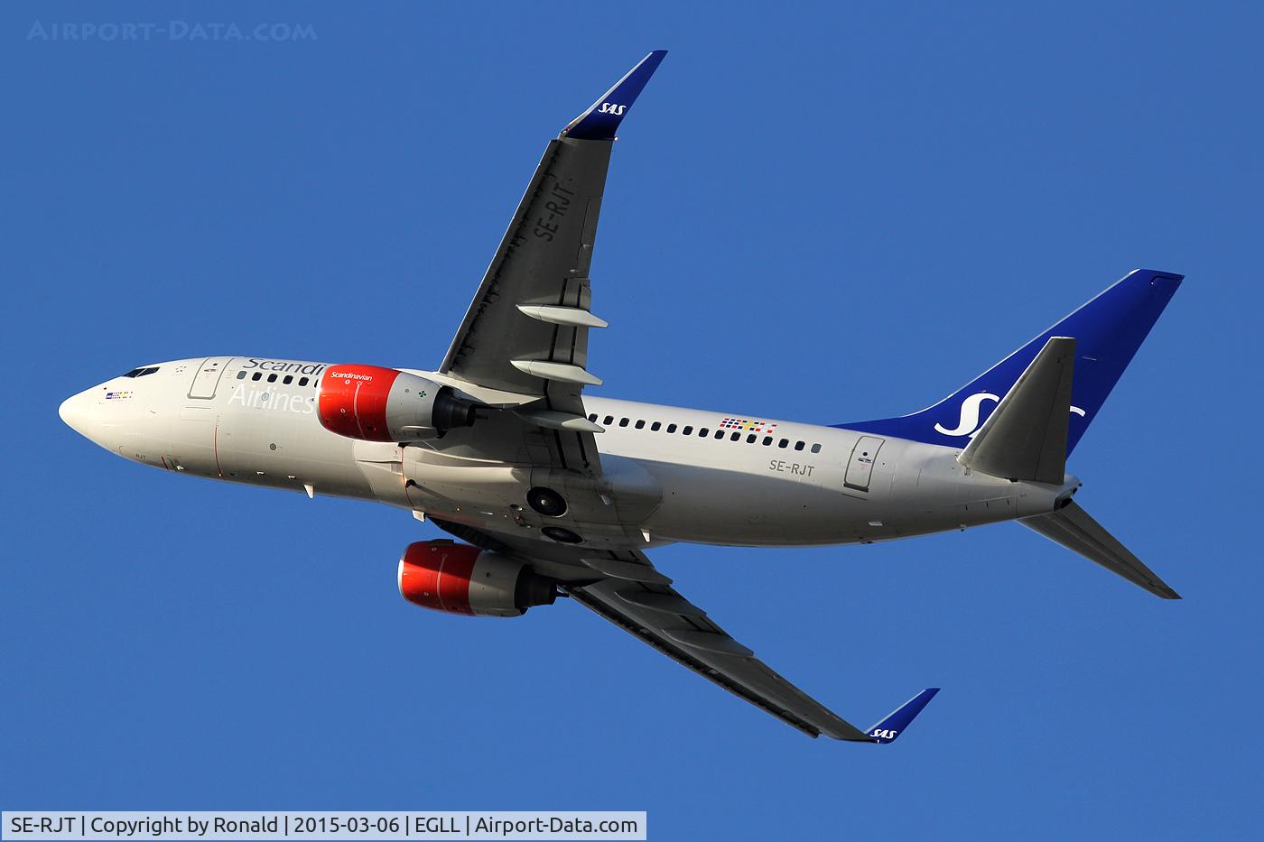 SE-RJT, 2004 Boeing 737-76N C/N 32741, at lhr