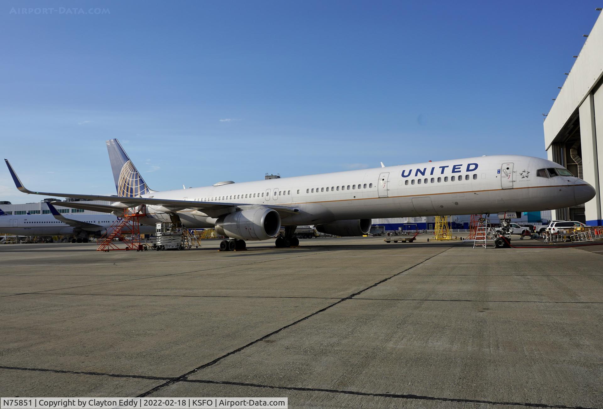 N75851, 2001 Boeing 757-324 C/N 32810, SFO 2022.