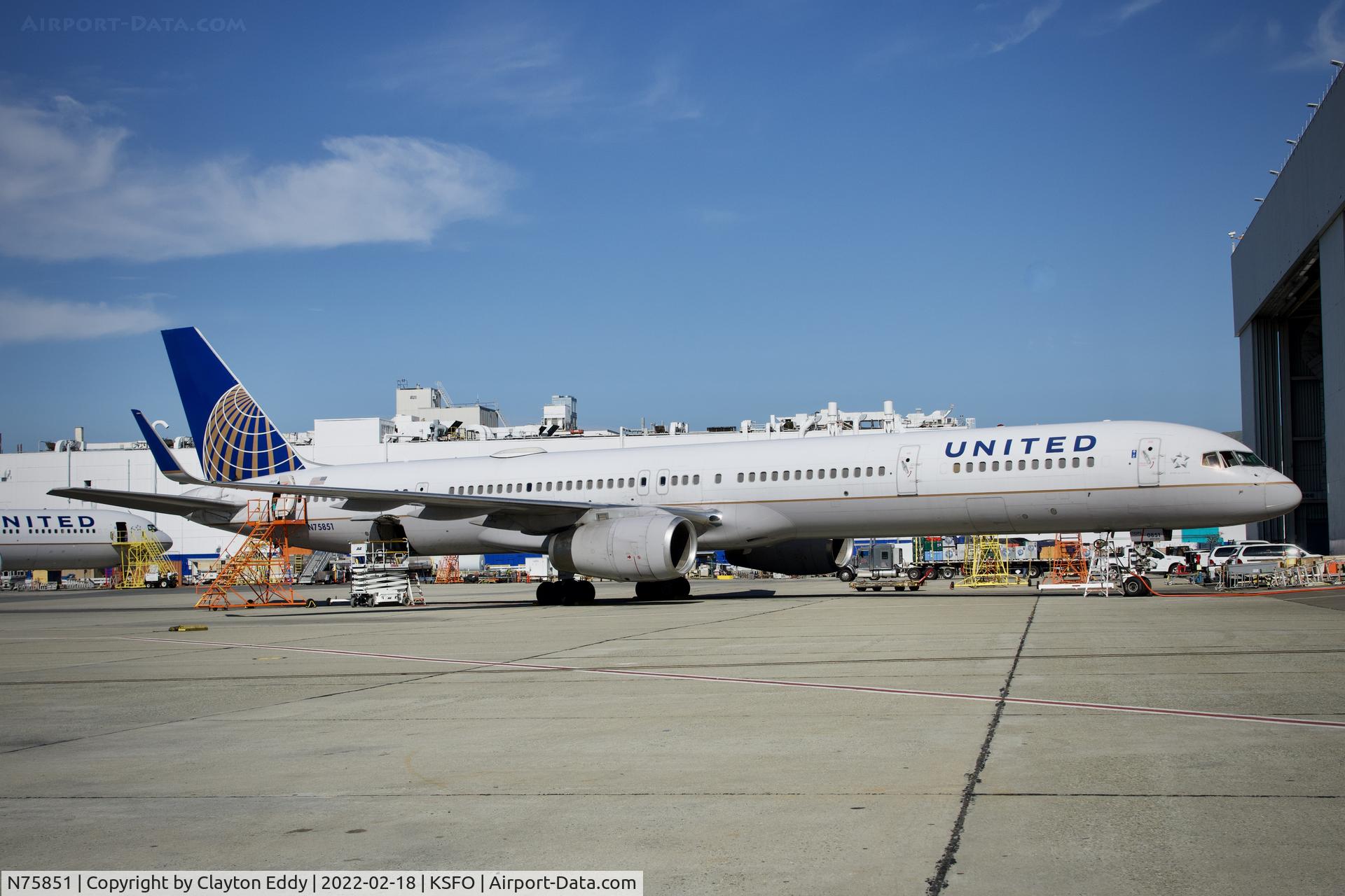 N75851, 2001 Boeing 757-324 C/N 32810, SFO 2022.