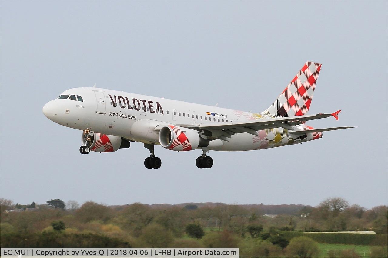 EC-MUT, 2004 Airbus A319-111 C/N 2240, Airbus A319-111, On final rwy 25L, Brest-Bretagne Airport (LFRB-BES)
