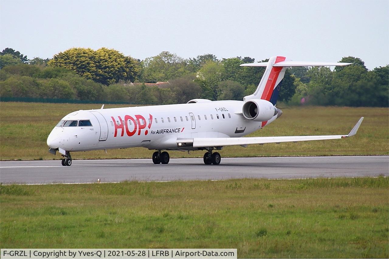 F-GRZL, 2006 Bombardier CRJ-700 (CL-600-2C10) Regional Jet C/N 10245, Bombardier CRJ-700, Taxiing rwy 07R, Brest-Bretagne Airport (LFRB-BES)