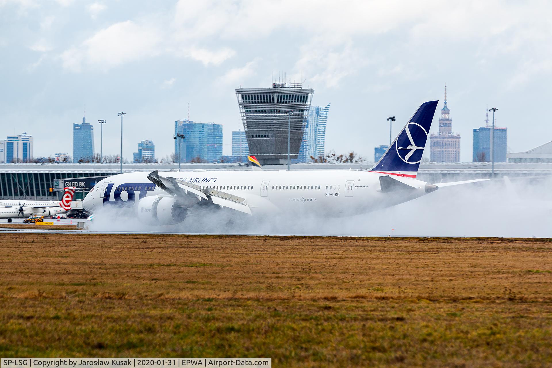 SP-LSG, 2019 Boeing 787-9 Dreamliner Dreamliner C/N 62144, Boeing 787-9 Dreamliner SP-LSG l?duje na mokrym pasie.