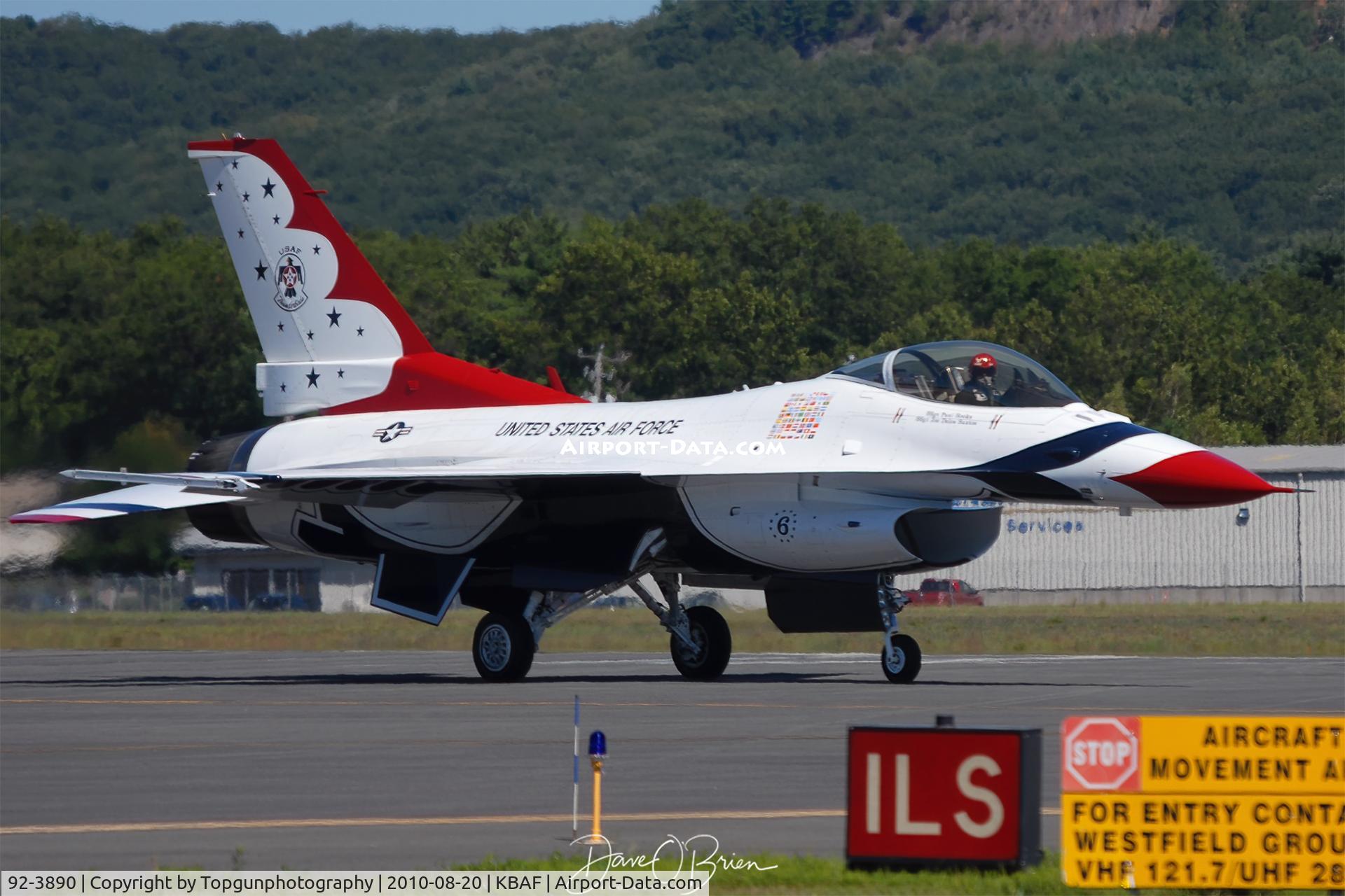 92-3890, General Dynamics F-16CJ Fighting Falcon C/N CC-132, TB#6 taxing back