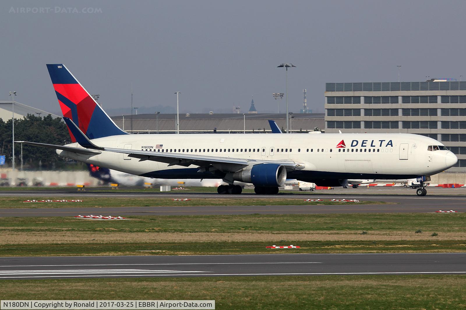 N180DN, 1992 Boeing 767-332 C/N 25985, at bru