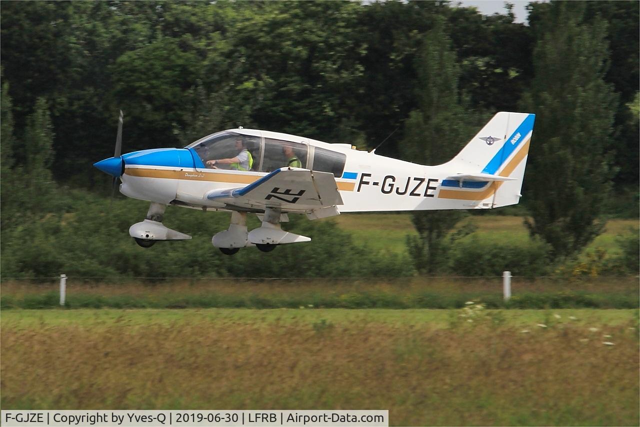F-GJZE, Robin DR-400-120 Petit Prince C/N 2005, Robin DR-400-120, Landing rwy 25L, Brest-Bretagne airport (LFRB-BES)