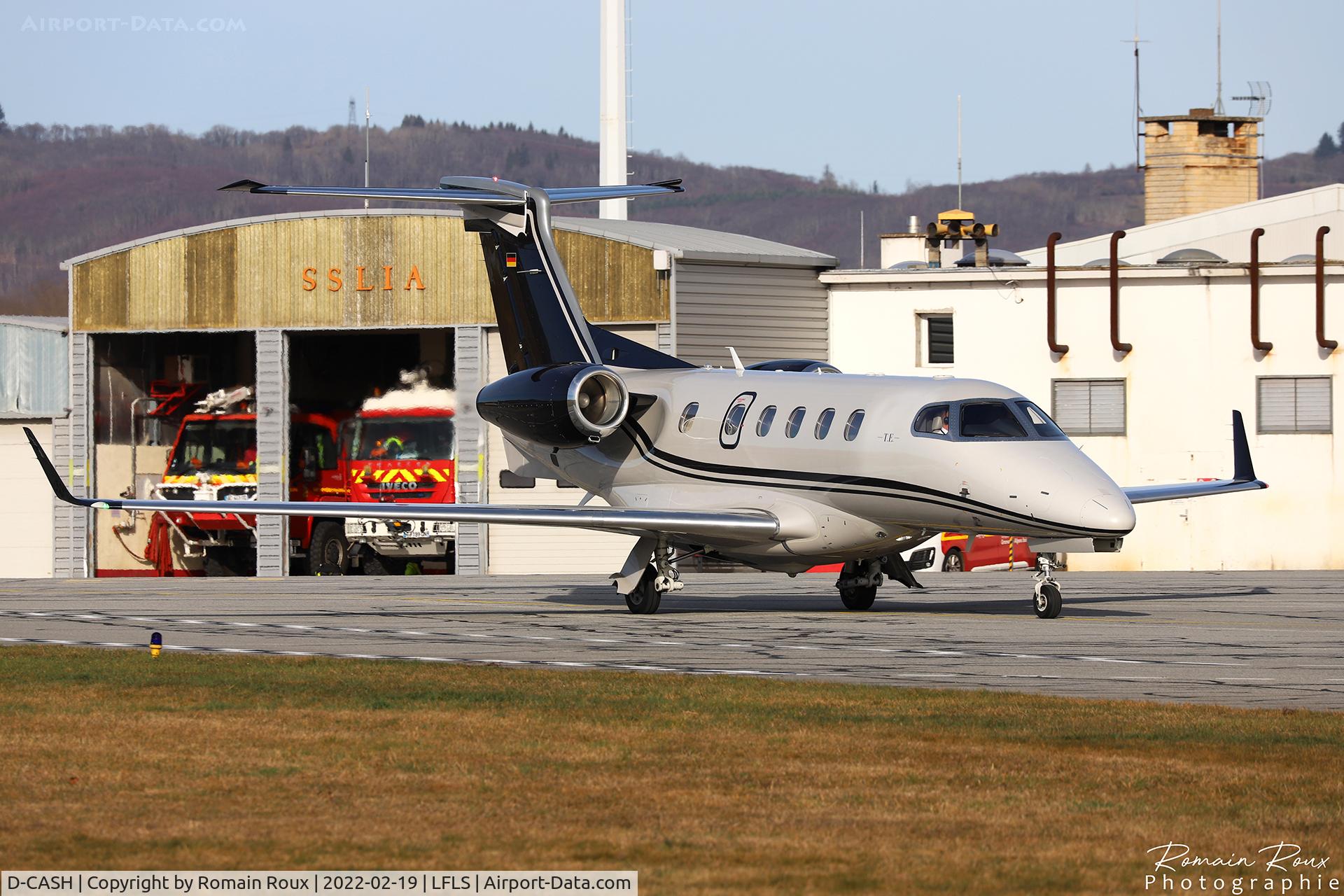 D-CASH, 2017 Embraer EMB-505 Phenom 300 C/N 50500398, Taxiing