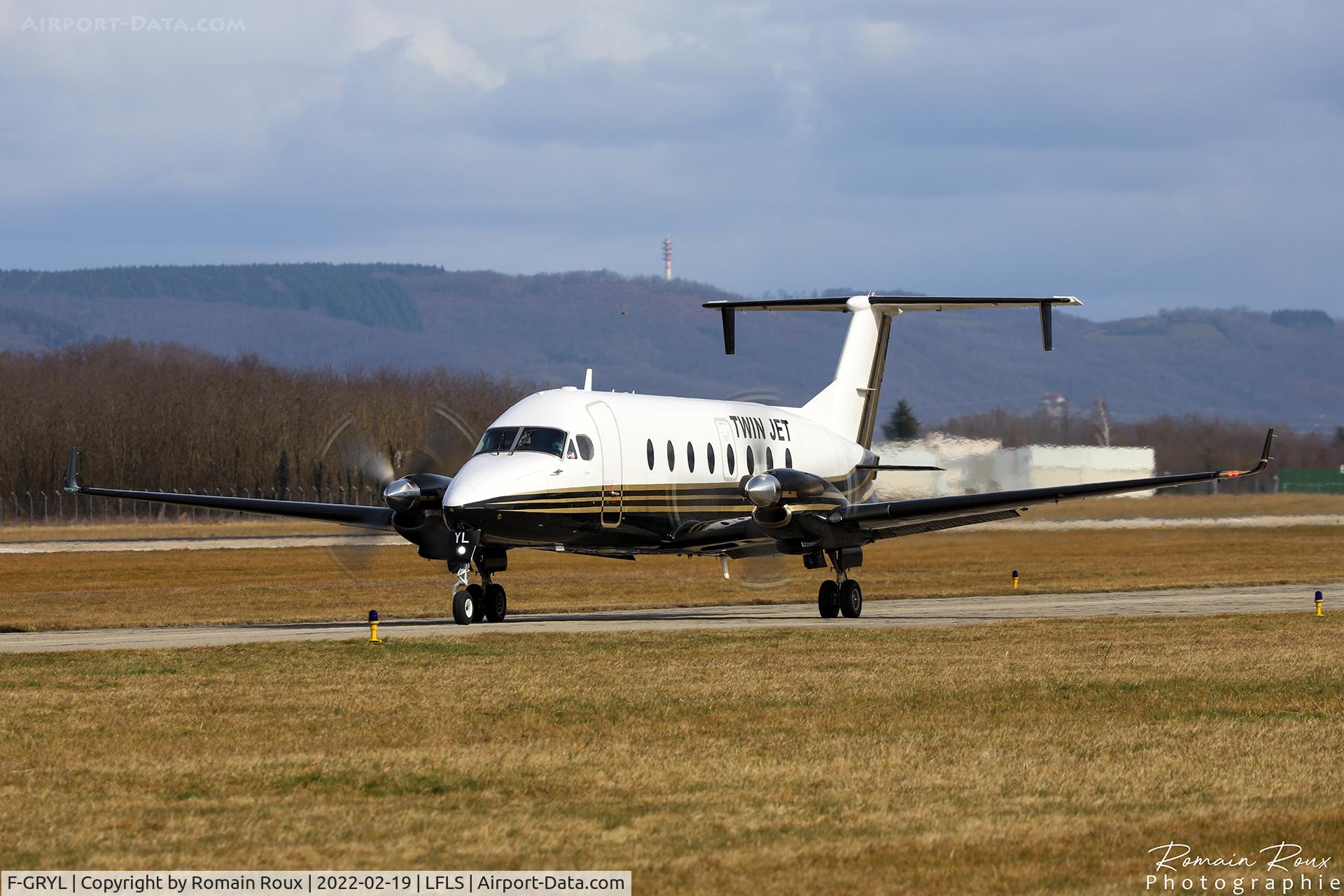 F-GRYL, 1997 Beech 1900D C/N UE-301, Taxiing