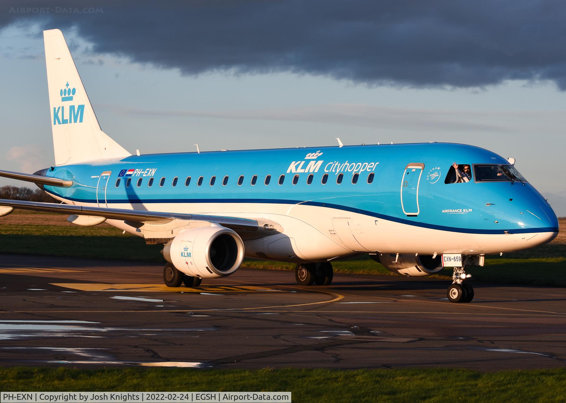 PH-EXN, 2017 Embraer ERJ-175STD (ERJ-170-200) C/N 17000659, Arriving At Norwich With a Friendly Crew Onboard!