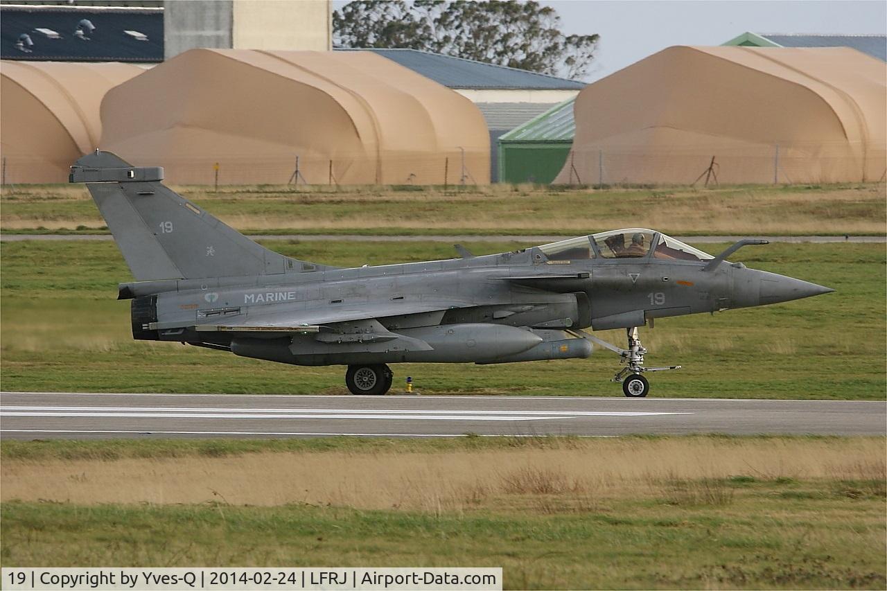 19, Dassault Rafale M C/N 19, Dassault Rafale M,  Taxiing rwy 08, Landivisiau naval air base (LFRJ)