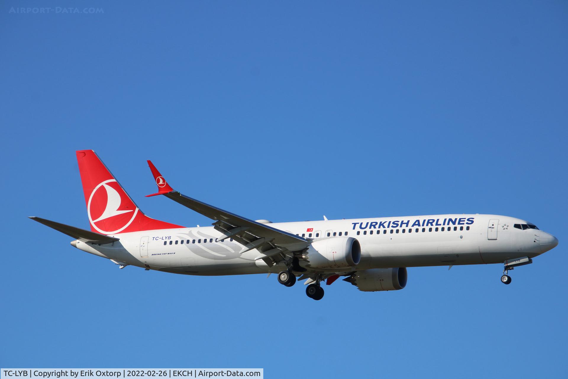 TC-LYB, 2019 Boeing 737-9 MAX C/N 60063, TC-LYB landing 04L