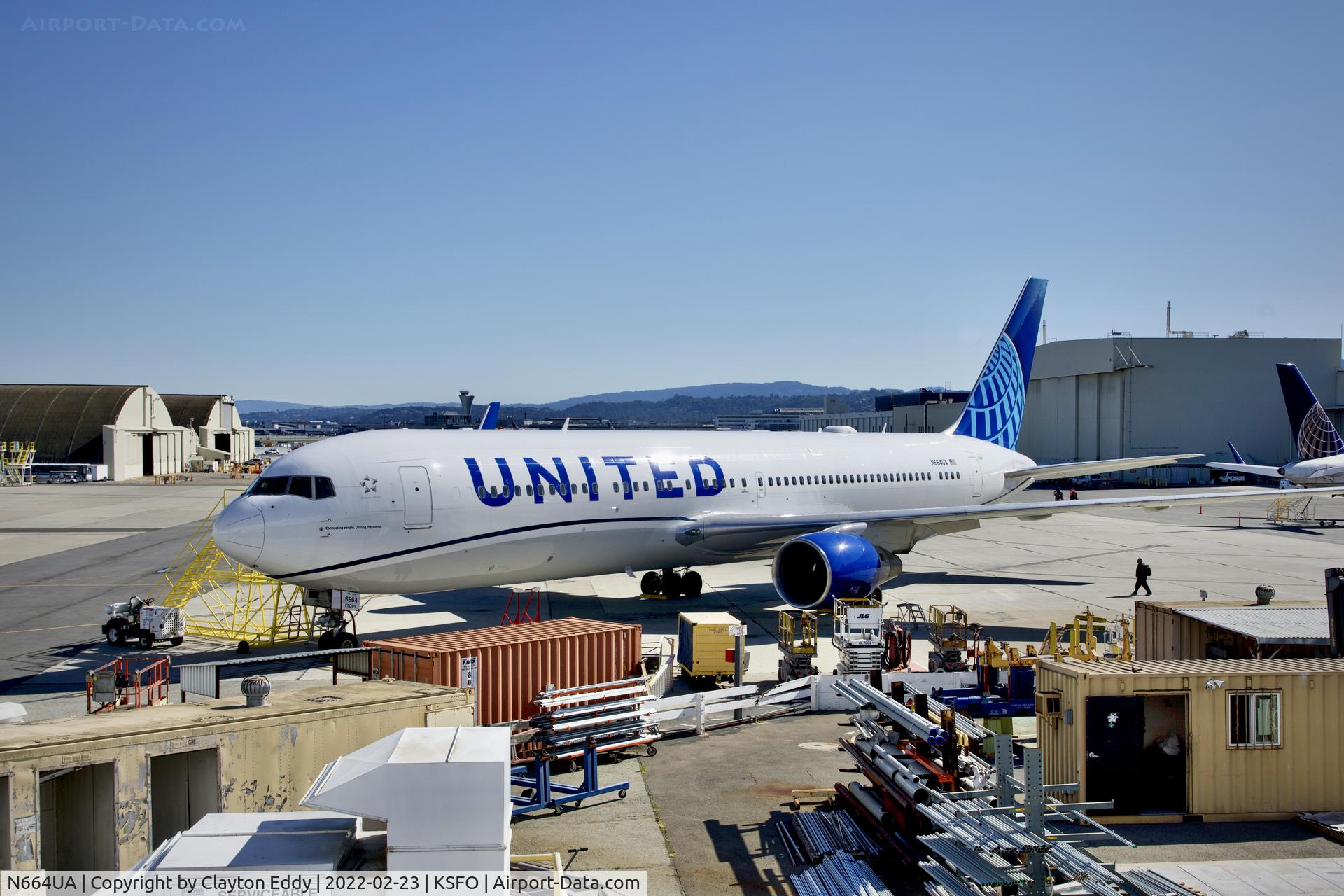 N664UA, 1998 Boeing 767-322 C/N 29236, SFO 2022.