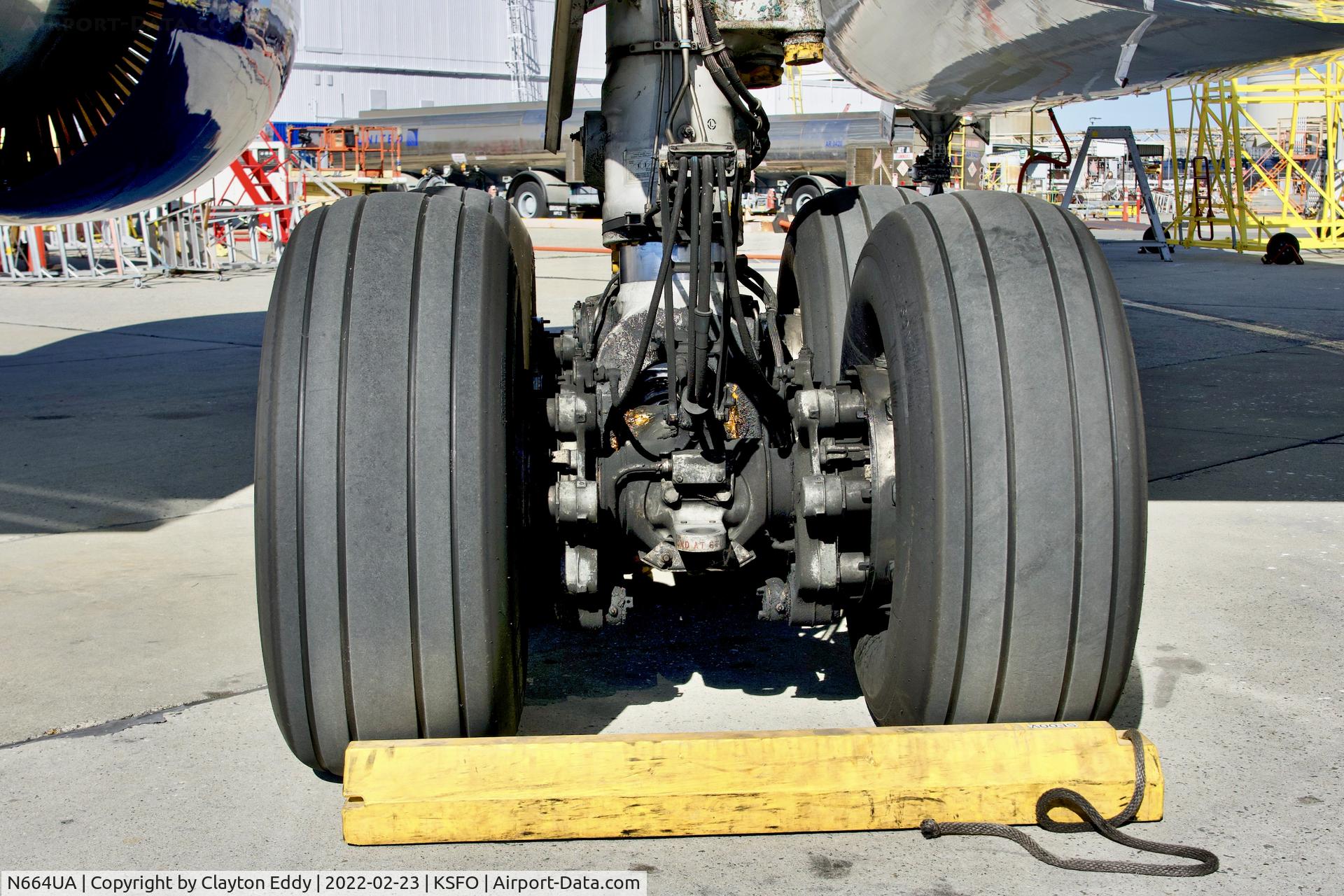 N664UA, 1998 Boeing 767-322 C/N 29236, Main gear SFO 2022.