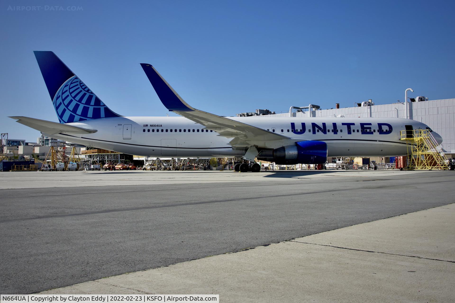 N664UA, 1998 Boeing 767-322 C/N 29236, SFO 2022.