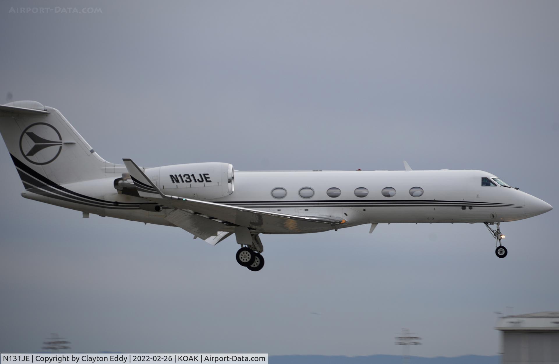 N131JE, 2000 Gulfstream Aerospace G-IV C/N 1408, Oakland Airport in California 2022.