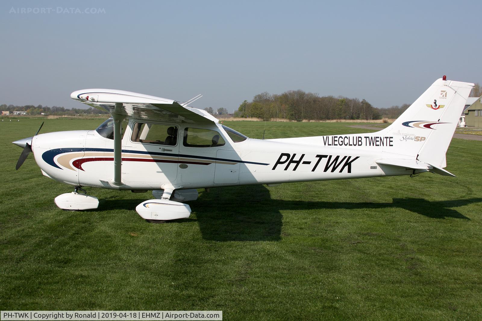 PH-TWK, 2000 Cessna 172S Skyhawk SP C/N 172S8533, at ehmz