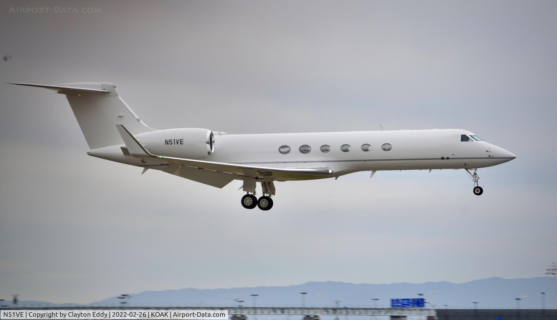 N51VE, 1999 Gulfstream Aerospace G-V C/N 586, Oakland airport 2022.