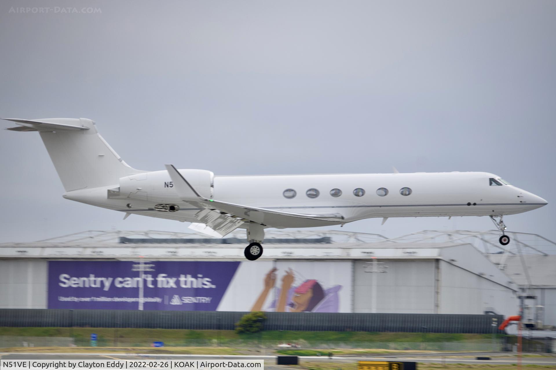 N51VE, 1999 Gulfstream Aerospace G-V C/N 586, Oakland airport 2022.