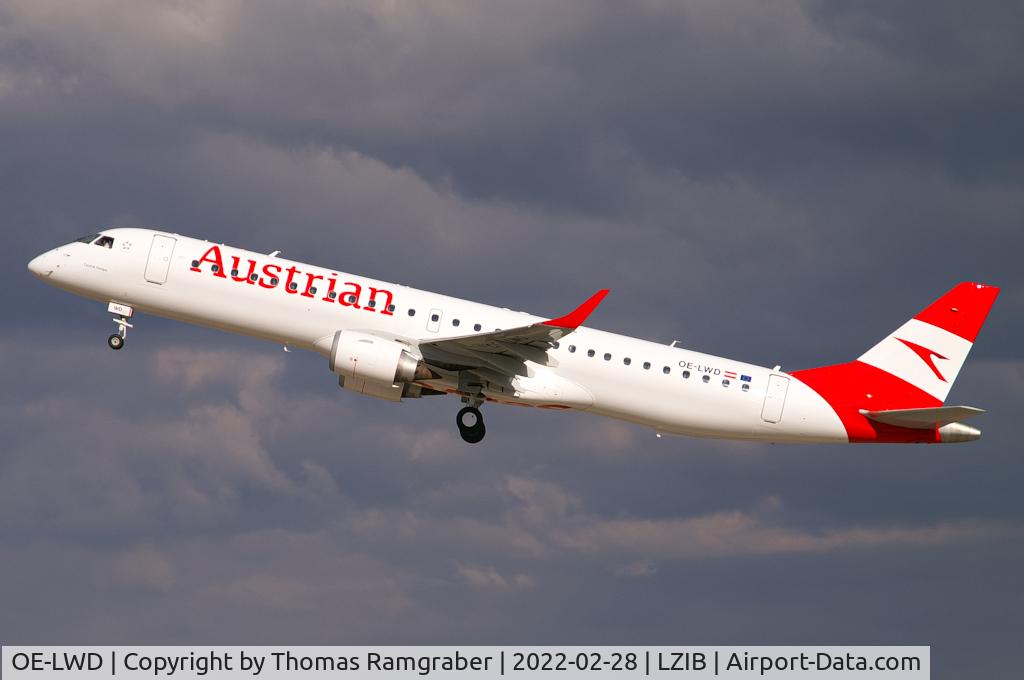 OE-LWD, 2011 Embraer 195LR (ERJ-190-200LR) C/N 19000411, Austrian Airlines Embraer 195