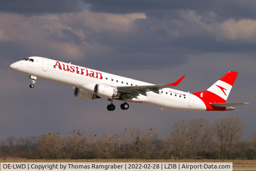 OE-LWD, 2011 Embraer 195LR (ERJ-190-200LR) C/N 19000411, Austrian Airlines Embraer 195