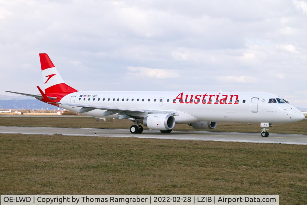 OE-LWD, 2011 Embraer 195LR (ERJ-190-200LR) C/N 19000411, Austrian Airlines Embraer 195