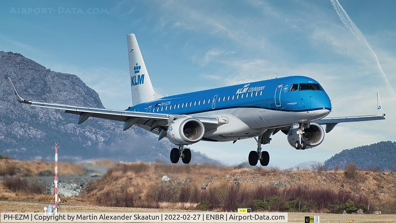 PH-EZM, 2010 Embraer 190LR (ERJ-190-100LR) C/N 19000338, Landing rwy. 17.