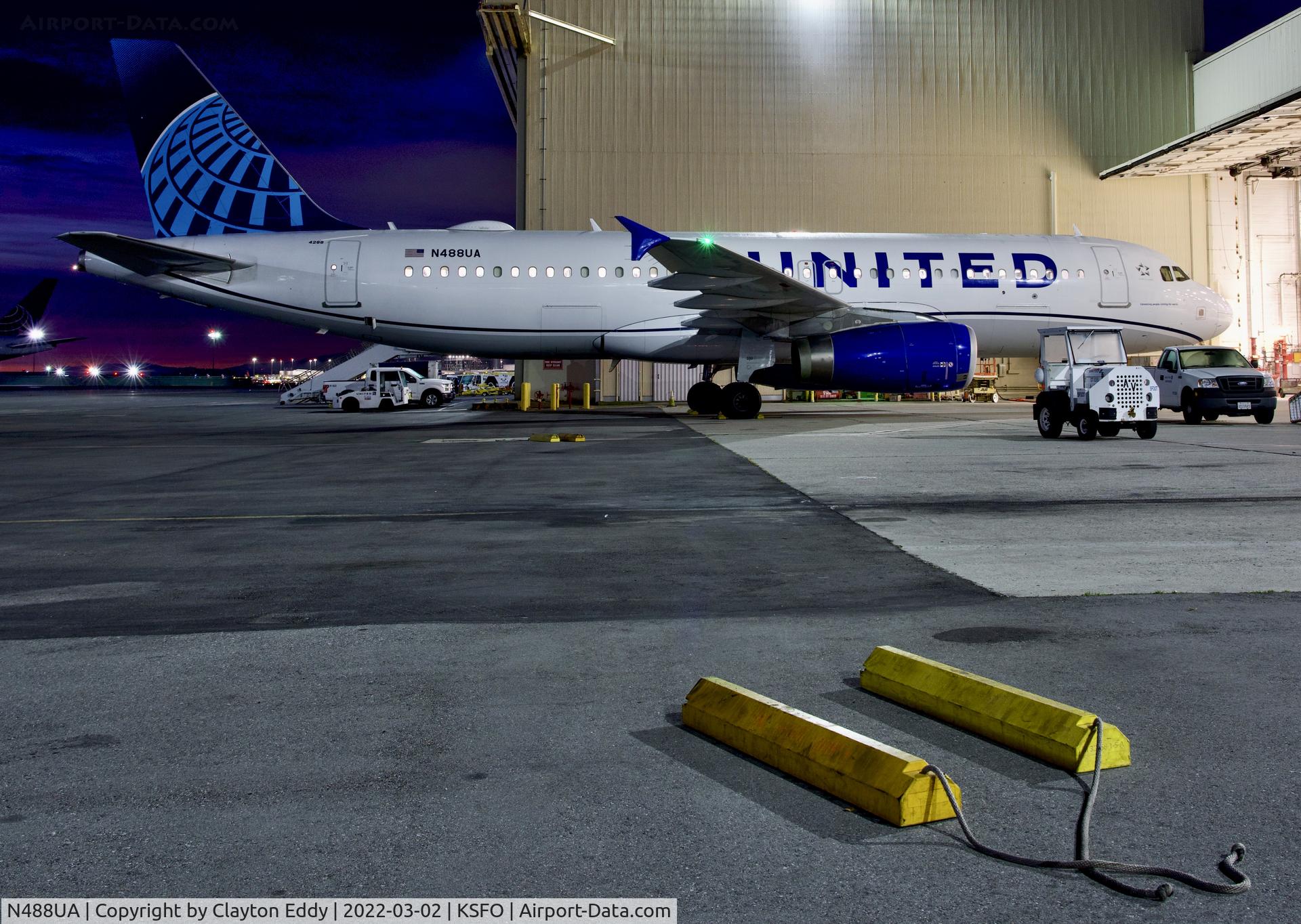 N488UA, 2001 Airbus A320-232 C/N 1680, SFO 2022.