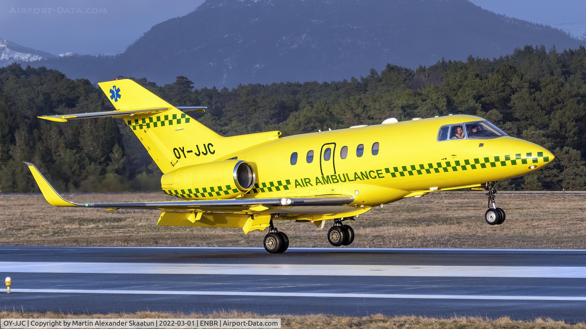 OY-JJC, 2003 Raytheon Hawker 800XP C/N 258637, Landing rwy. 17.