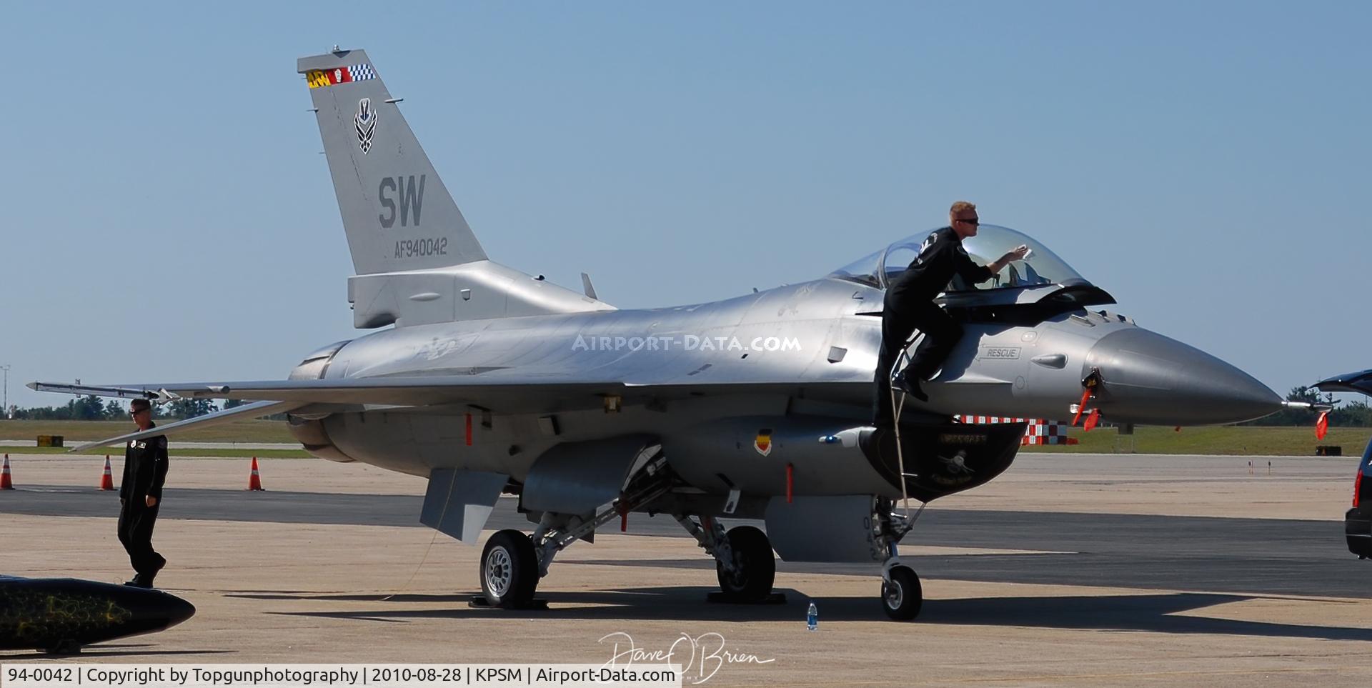 94-0042, Lockheed F-16CM Fighting Falcon C/N CC-194, Viper Demo getting shined