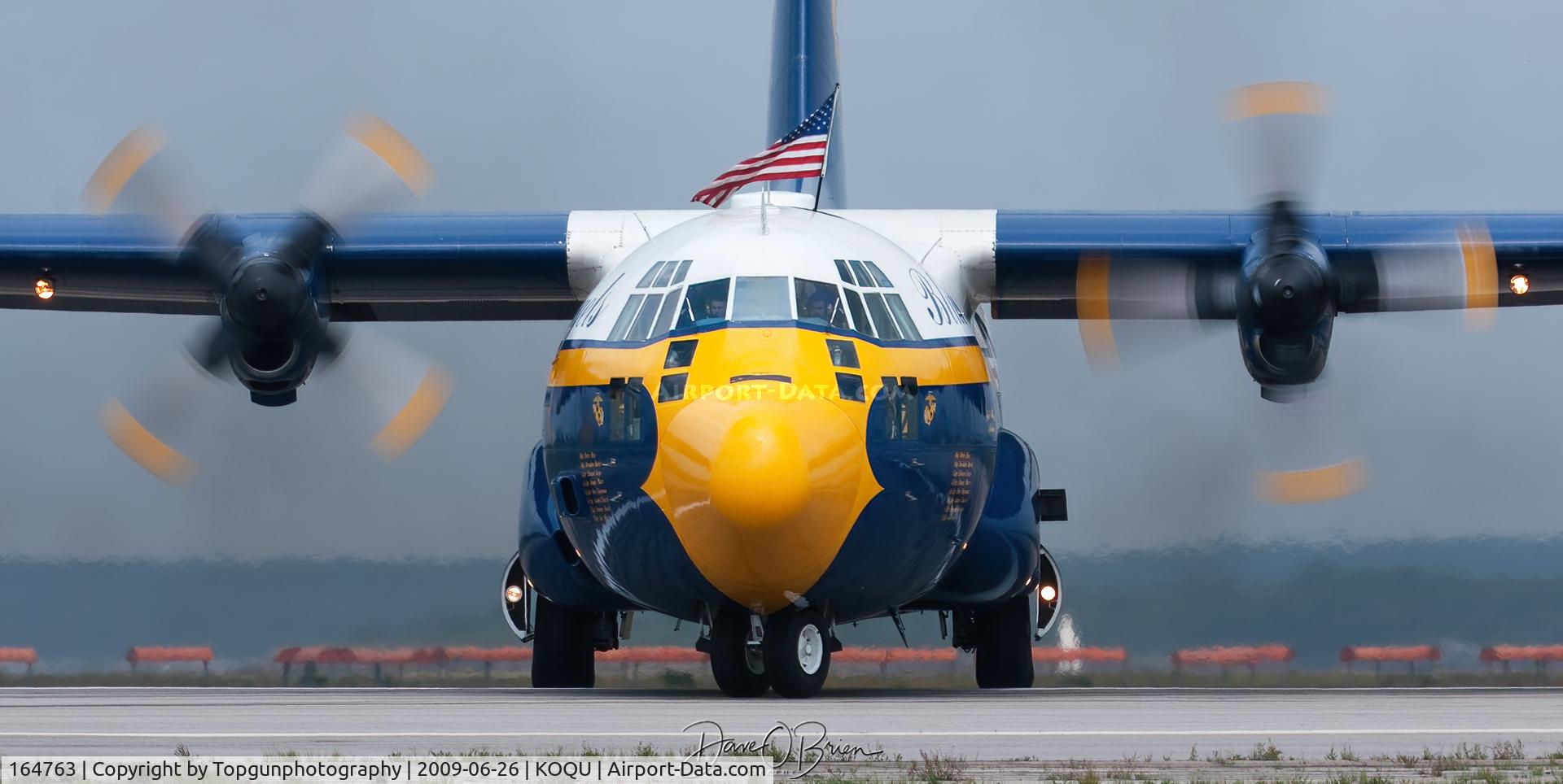 164763, 1992 Lockheed C-130T Hercules C/N 382-5258, Bert bows to the crowd