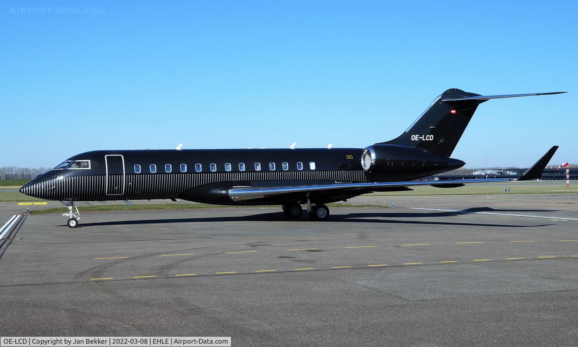 OE-LCD, 2008 Bombardier BD-700-1A10 Global Express XRS C/N 9250, Lelystad Airport. Got a new livery by the Satys Company and is now ready for departure to Hanover