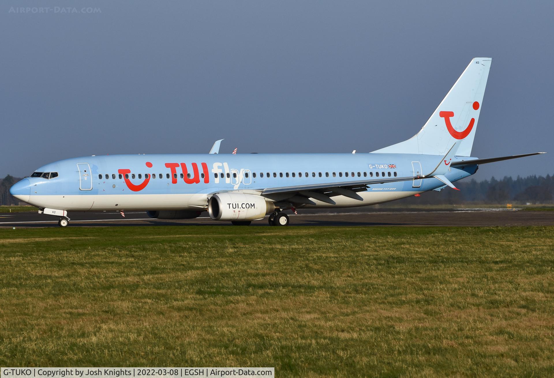G-TUKO, 2011 Boeing 737-8K5 C/N 37259, Departing Norwich.