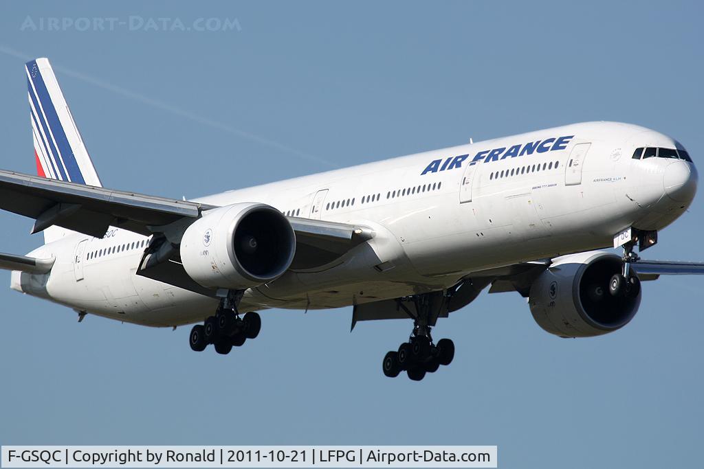 F-GSQC, 2004 Boeing 777-328/ER C/N 32727, at cdg