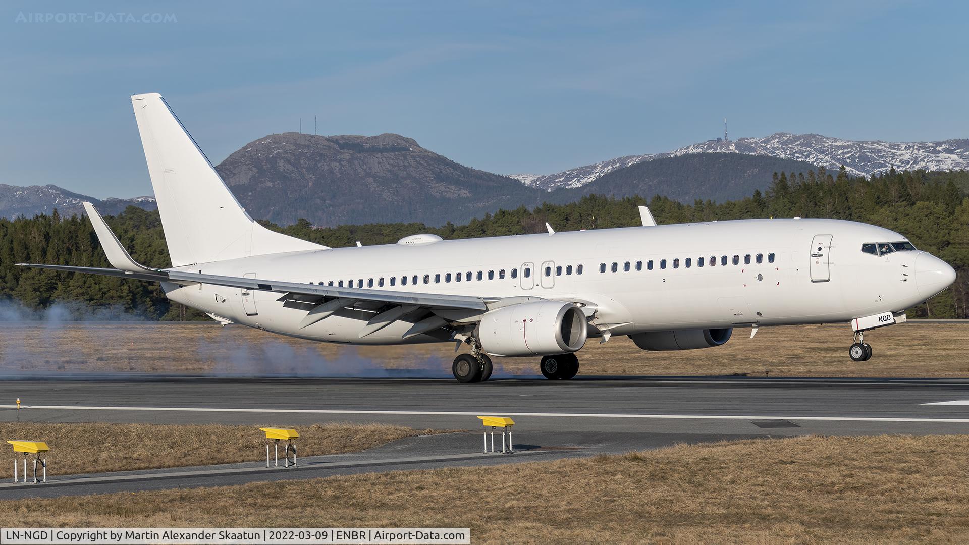 LN-NGD, 2012 Boeing 737-8JP C/N 39049/4161, Landing rwy. 17.