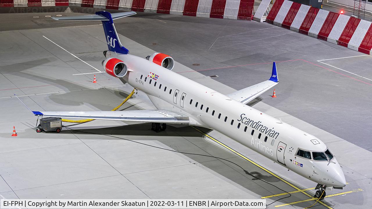 EI-FPH, 2016 Bombardier CRJ-900LR (CL-600-2D24) C/N 15409, Parked at the gate.