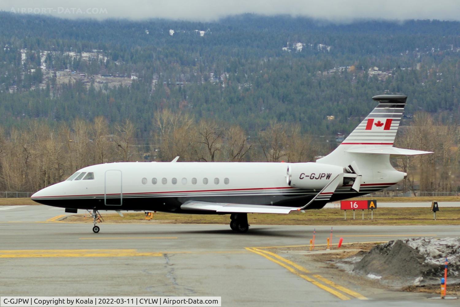 C-GJPW, 2014 Dassault Falcon 2000S C/N 721, Taxing to GAT