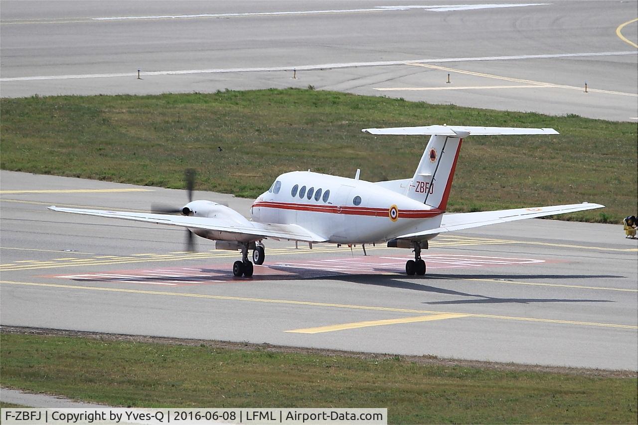 F-ZBFJ, 1982 Beech B200 King Air C/N BB-1102, Beech B200 King Air, Holding point rwy 31R, Marseille-Provence Airport (LFML-MRS)