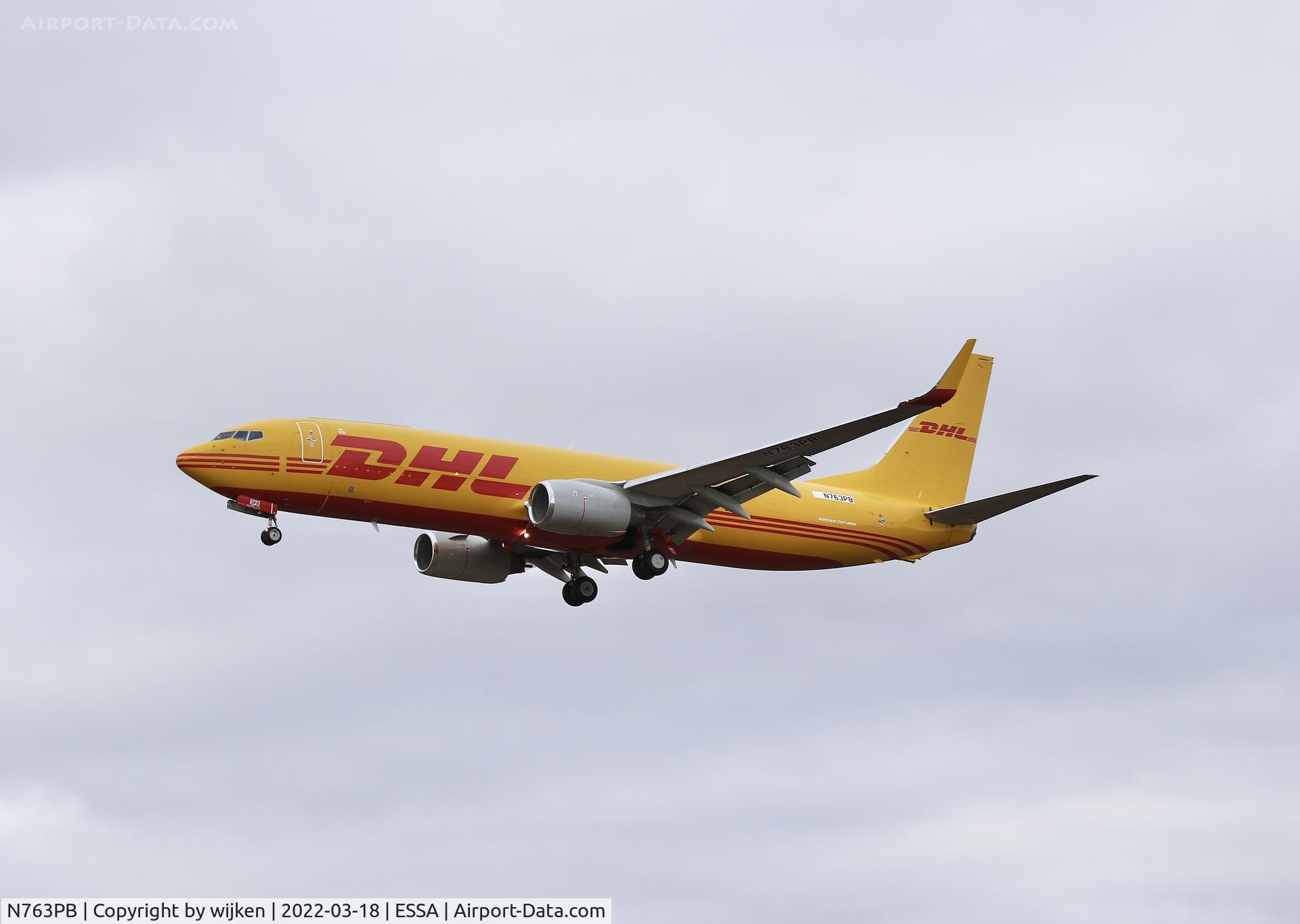 N763PB, 2001 Boeing 737-883 C/N 30197, RWY 26