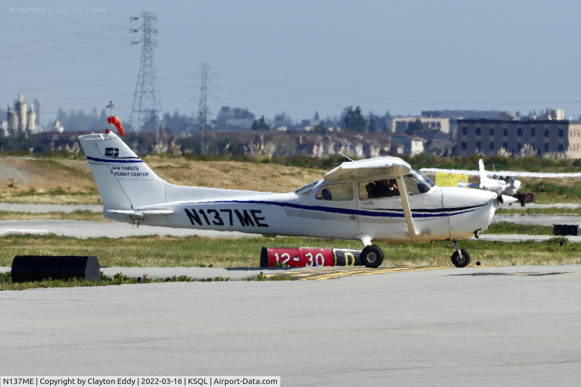 N137ME, 2000 Cessna 172S C/N 172S8420, San Carlos Airport in California 2022.