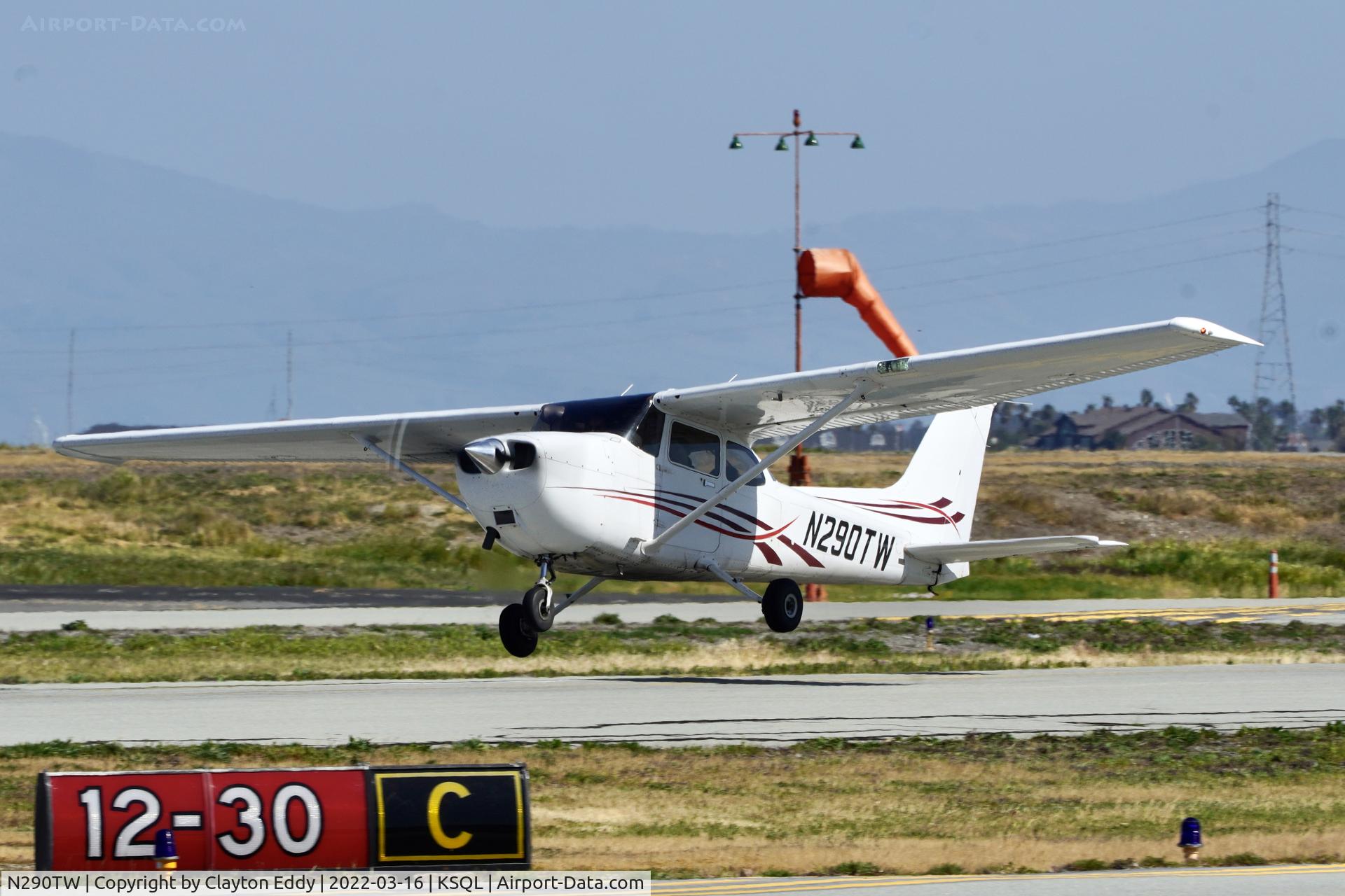 N290TW, 2001 Cessna 172S C/N 172S9020, San Carlos Airport in California 2022.
