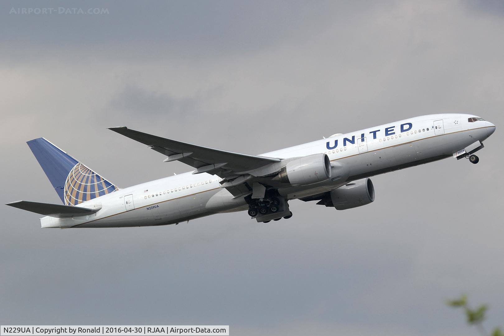 N229UA, 2002 Boeing 777-222 C/N 30557, at nrt